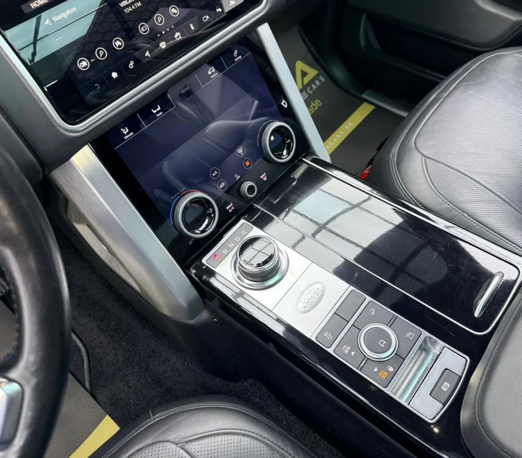 2020-land-rover-range-rover-vogue-17