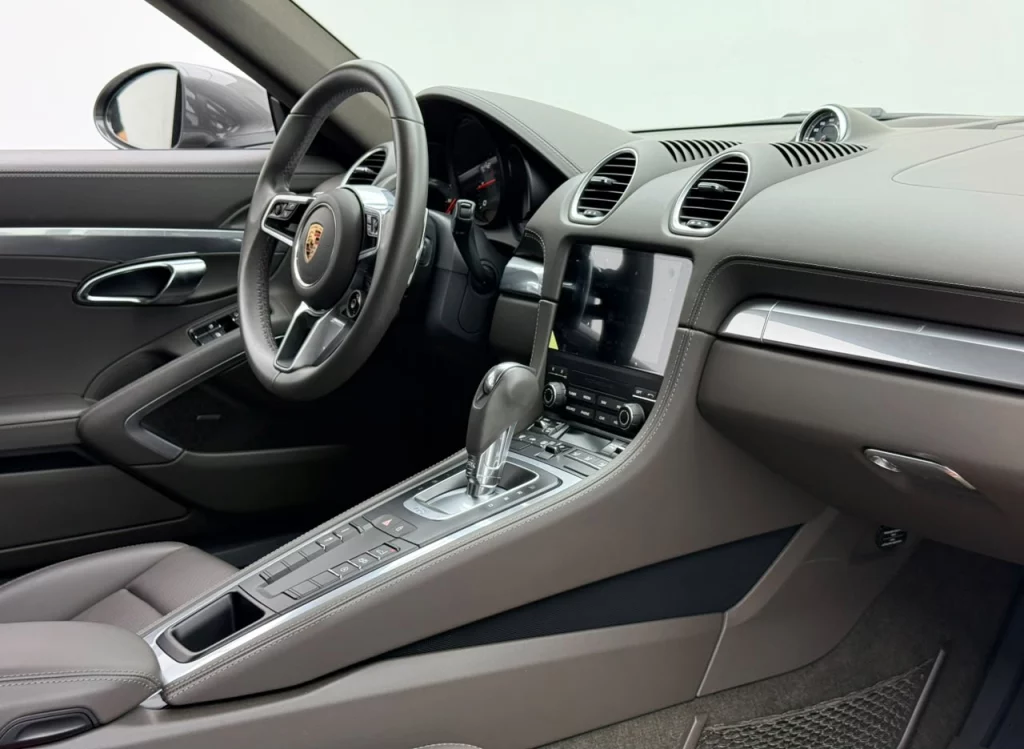 2025-porsche-718-cayman-08